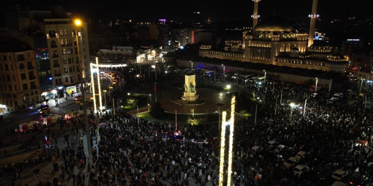 İstanbul'daki  yılbaşı coşkusu havadan görüntülendi