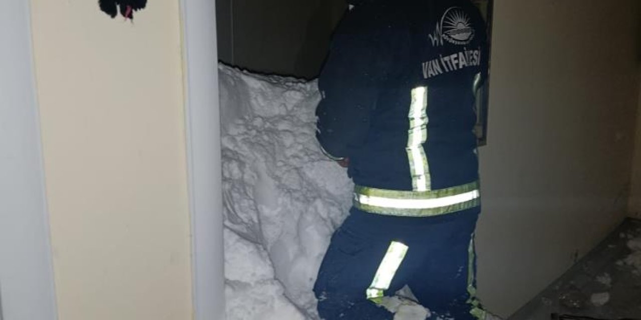 Mahalleye çığ düştü: 1 kişi kayıp, 22 ev boşaltıldı