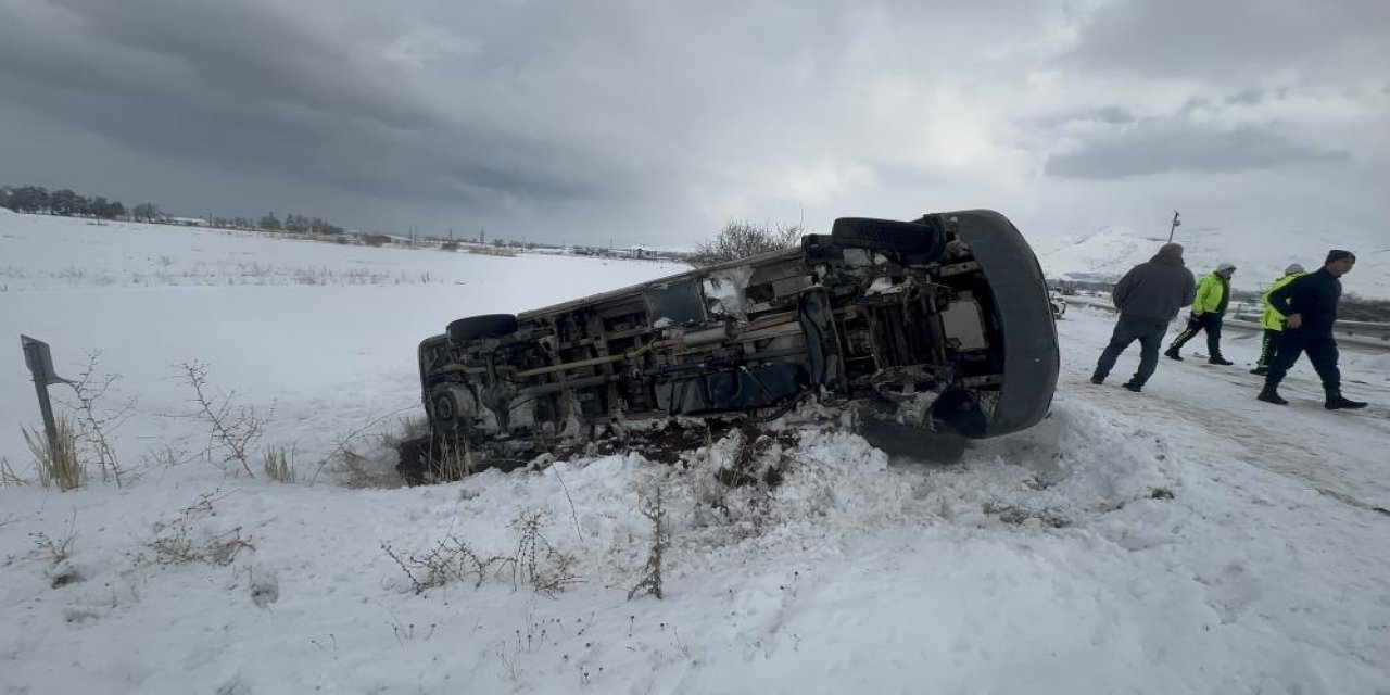 Minibüs şarampole devrildi: 9 yaralı