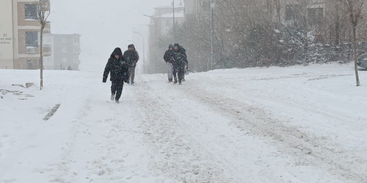 Gaziantep kar altında kaldı, tatil uzatıldı