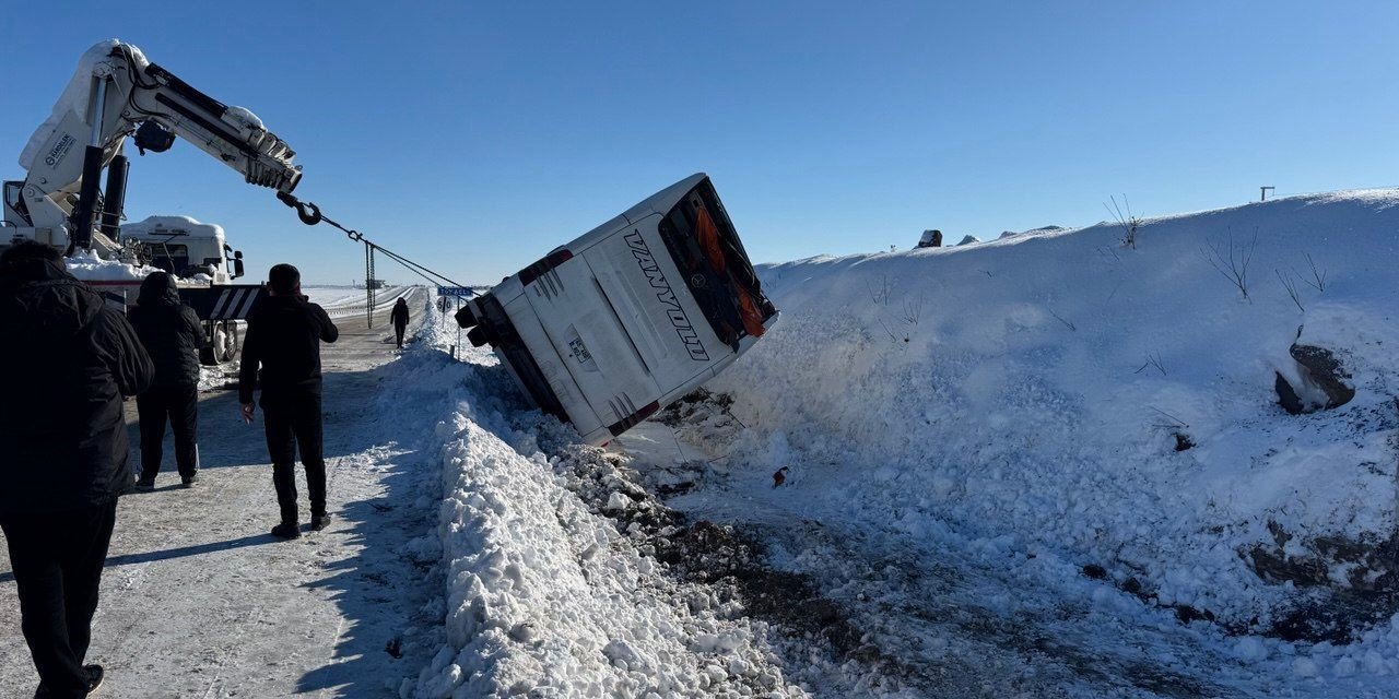 Diyarbakır’da yolcu otobüsü devrildi yaralılar var