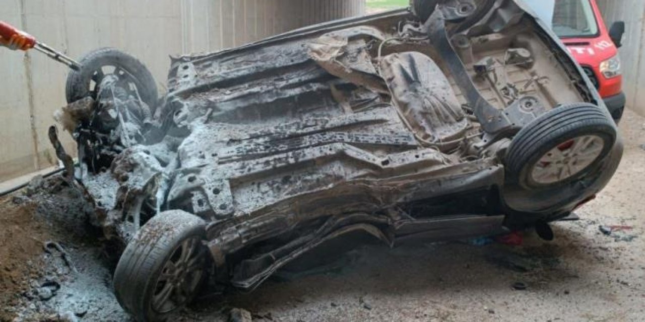 Araç otoyol köprüsünden düştü: 2 ölü, 3 yaralı