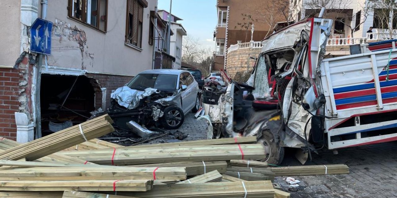 Feci kaza: Kamyon dükkana daldı, 2 ölü 1 yaralı