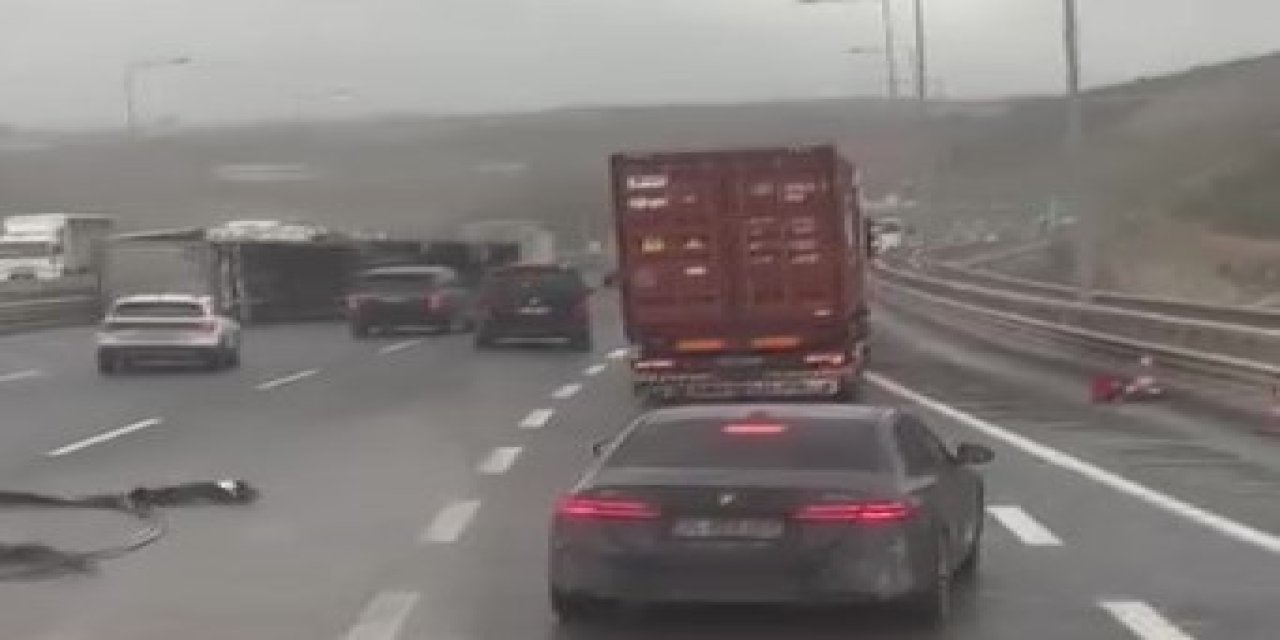 Fırtınada seyir halindeki kamyonet devrildi