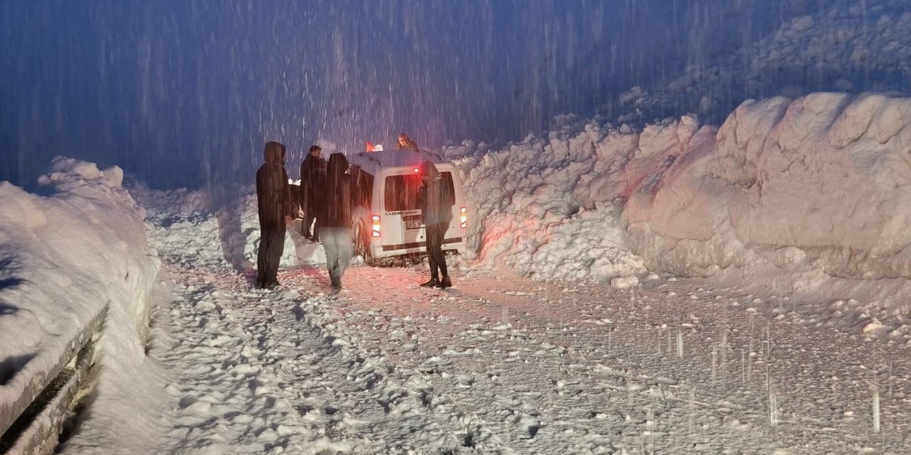 Hakkari-Van arası karayoluna çiğ düştü araçlar yolda kaldı
