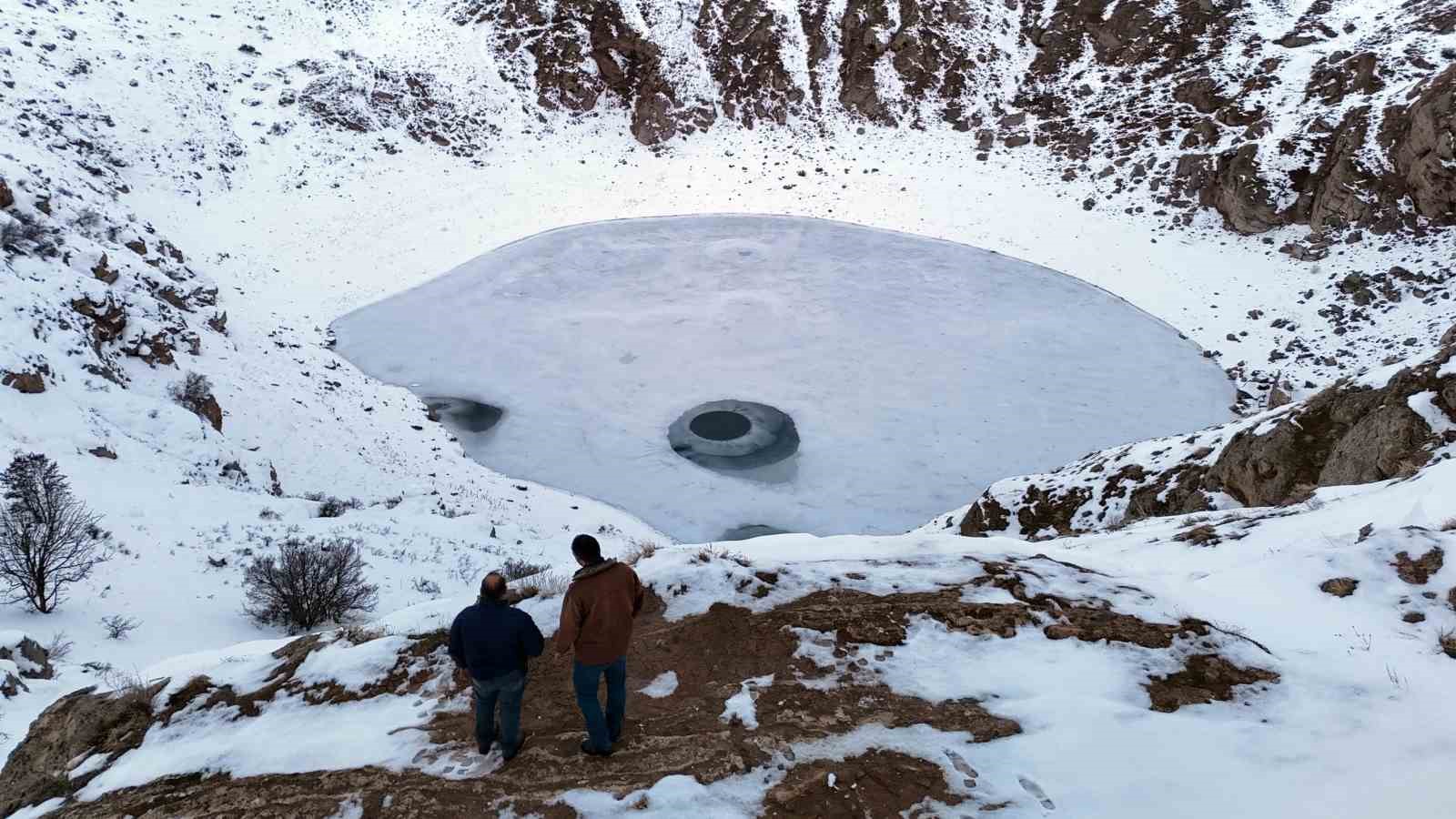 Güneşe göre renk değiştiren Kızılçan Gölü dondu