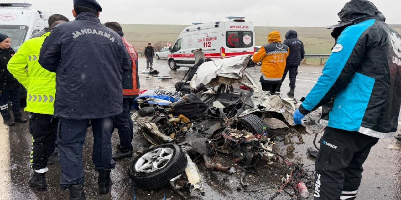 Katliam gibi kaza! otobüs otomobili kağıt gibi ezdi: 3 ölü, 1 yaralı