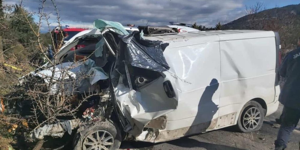 Belediye otobüsü ile panelvan çarpıştı: 1 ölü, 8 yaralı