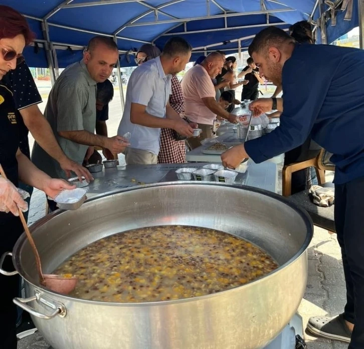 Adana'da kazanda hazırlanan aşure yüzlerce vatandaşa dağıtıldı