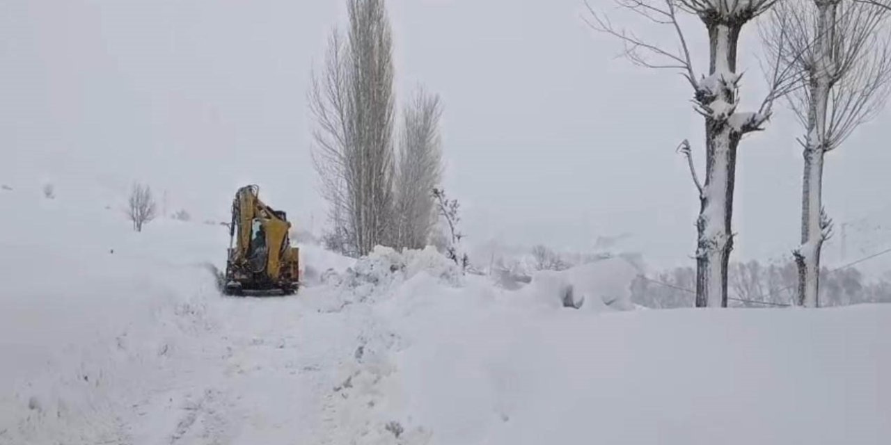 Şırnak’ta kardan açılan yollar tekrar kapanıyor