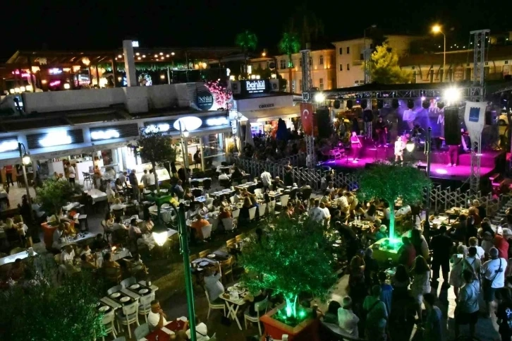 Kuşadası'ndaki konser yoğun ilgi gördü