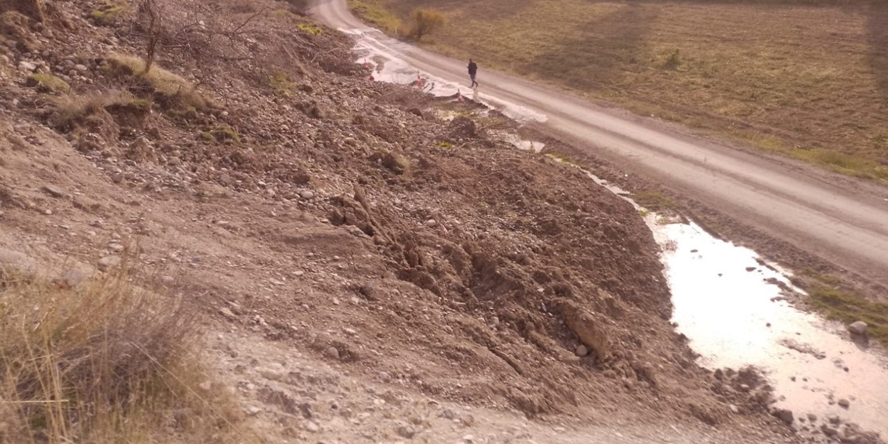 Ankara’da toprak kaymasında yol trafiğe kapatıldı