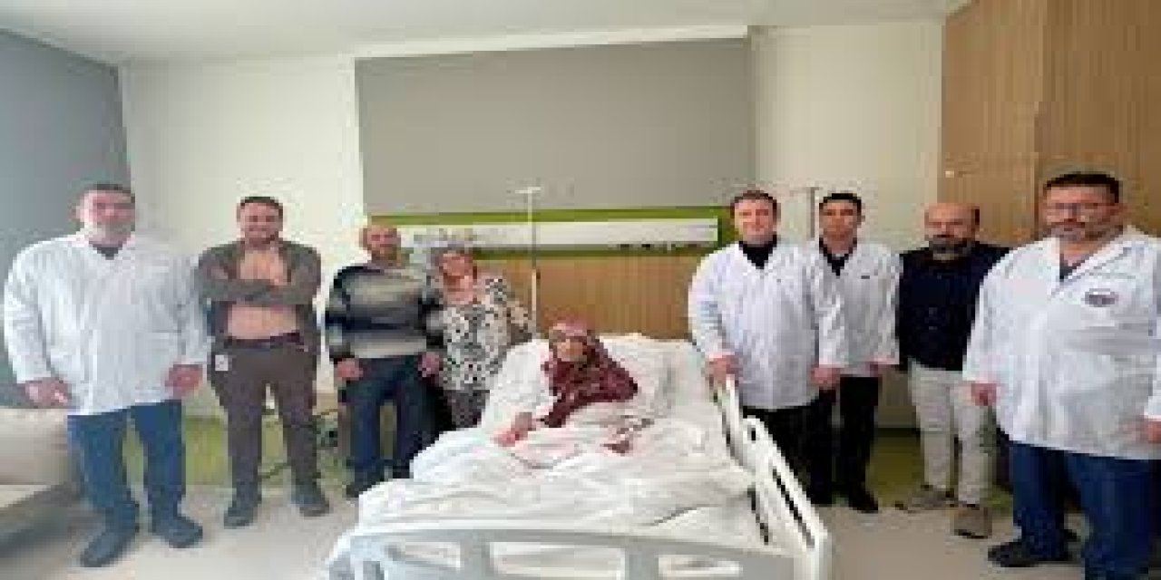 Şehir hastanesinde 87 yaşındaki hastadan 4,5 kilo tümör alındı
