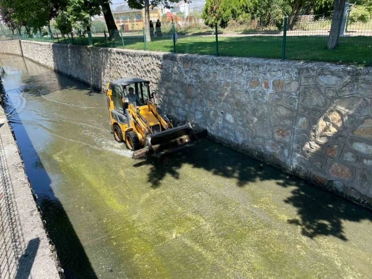 Bozüyük te kanal temizlenerek kötü koku ve pis görünüm yok edildi