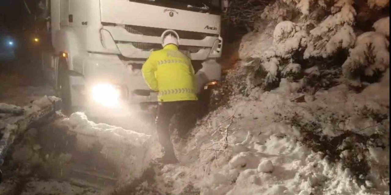 Tokat'ta ulaşıma kapanan yolu polisler açmaya çalıştı