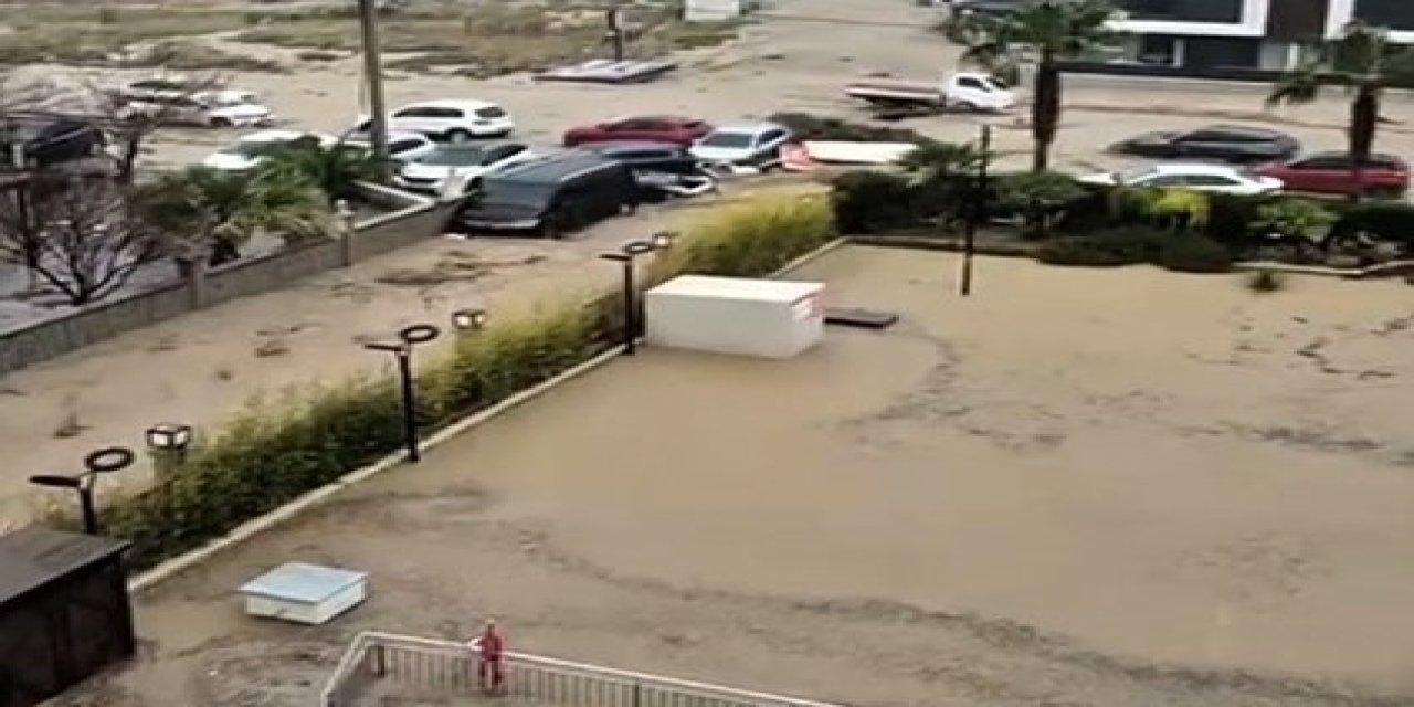 Kuşadası yağışa teslim oldu, araçlar sele kapıldı