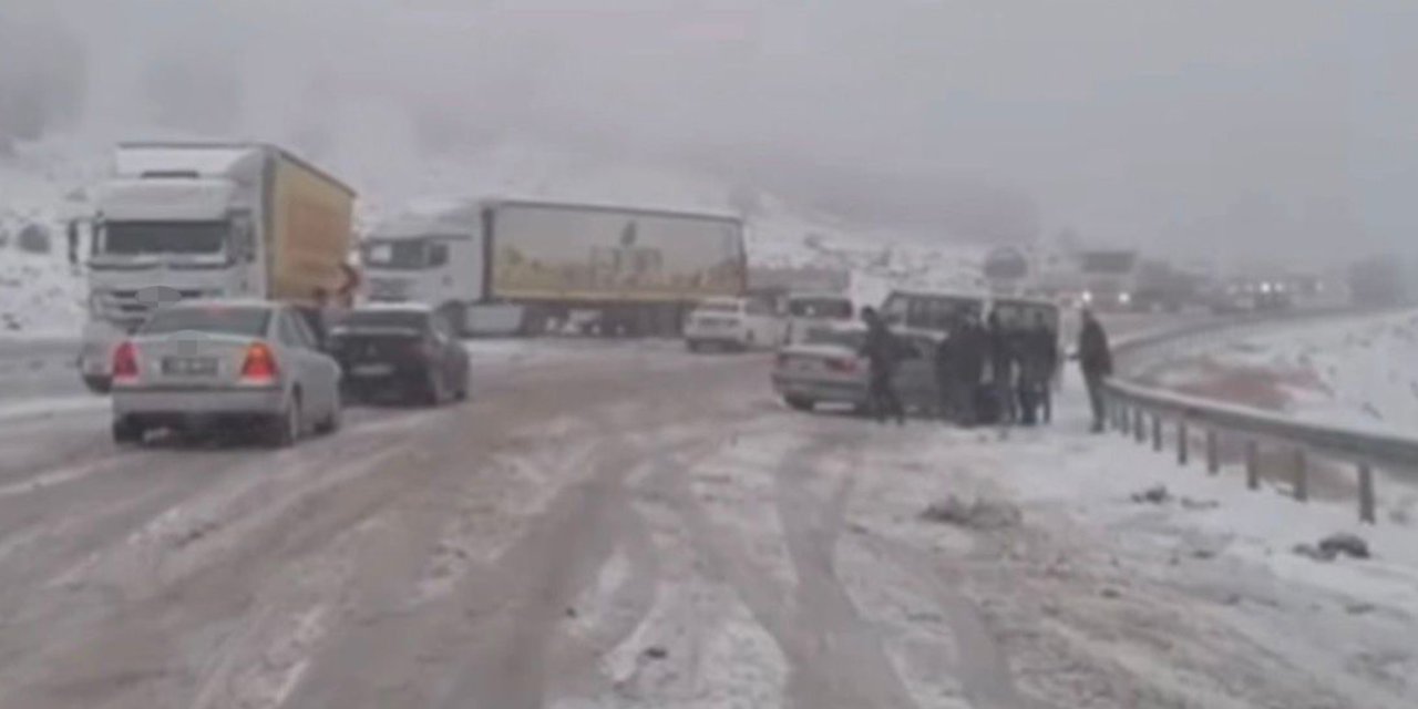 Gaziantep-Araban kara yolunda çok sayıda araç mahsur kaldı