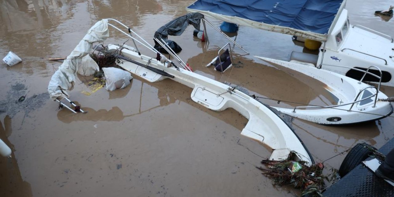 Sağanak yağış tekneleri batırdı
