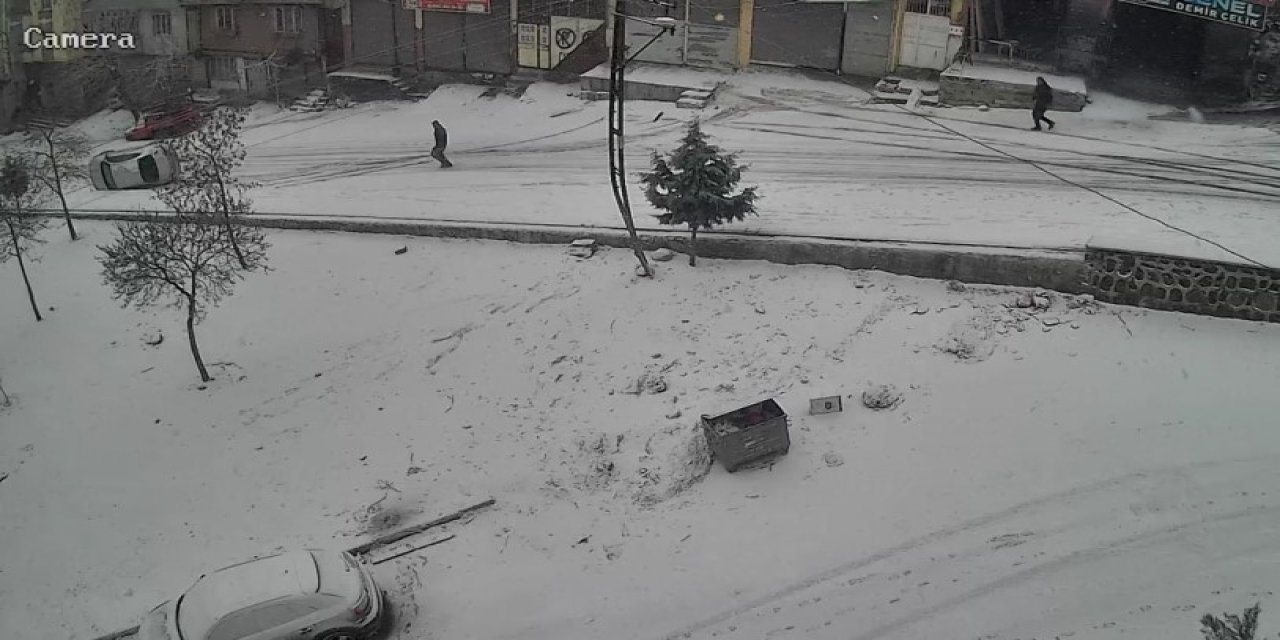 Gaziantep’te feci kaza: Kayan araç kaldırıma çarparak devrildi