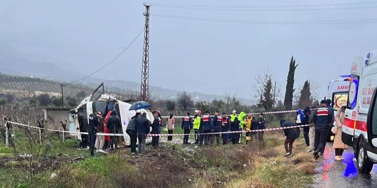 Servis minibüsü üzüm bağına uçtu: 1 ölü 25 yaralı