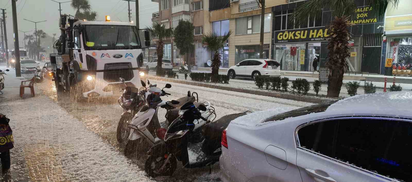 Silifke’de sokaklar beyaza büründü