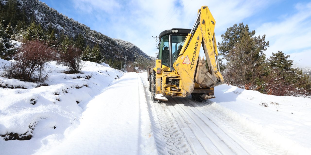 Mezitli’de zorlu kış mesaisi: kırsal mahallelerde karla mücadele sürüyor