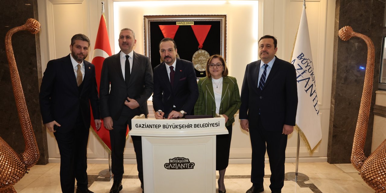 Ak Parti Genel Başkan Yardımcısı Zorlu, Fatma Şahin'i ziyaret etti