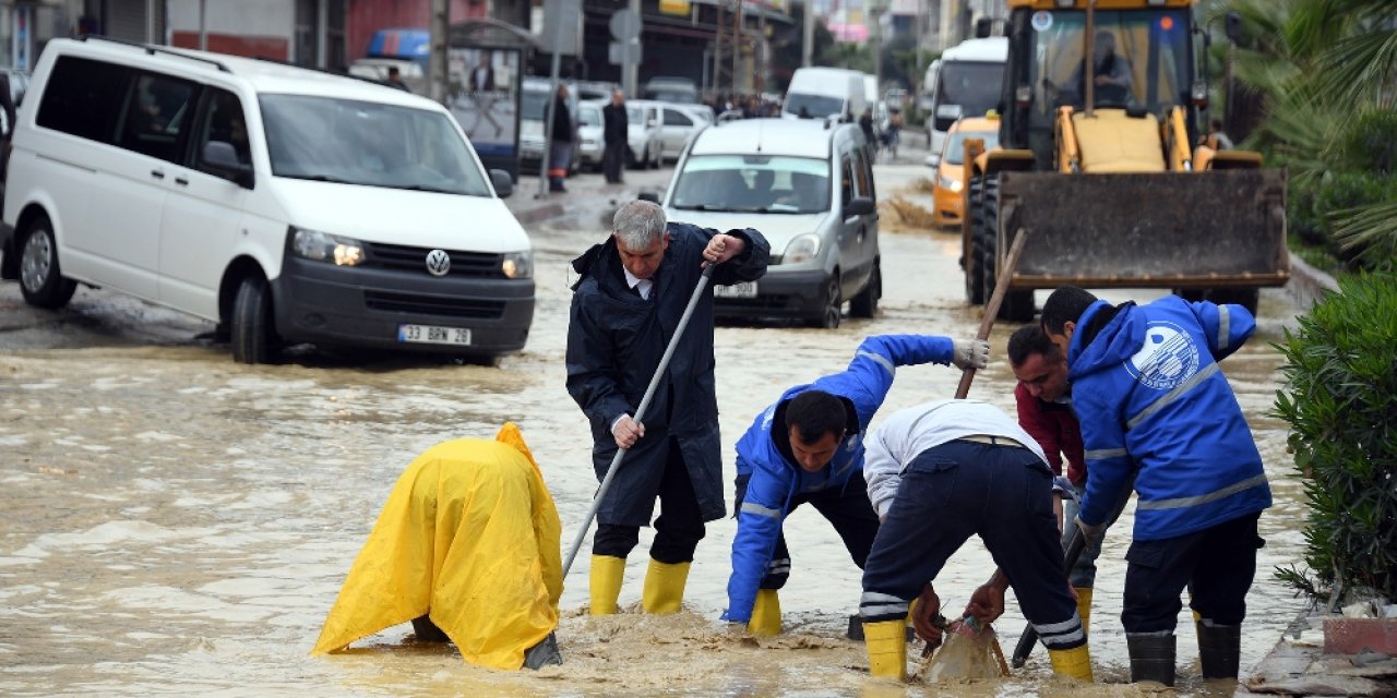 Mersin’de sel faciası dereler taştı, hayat durdu