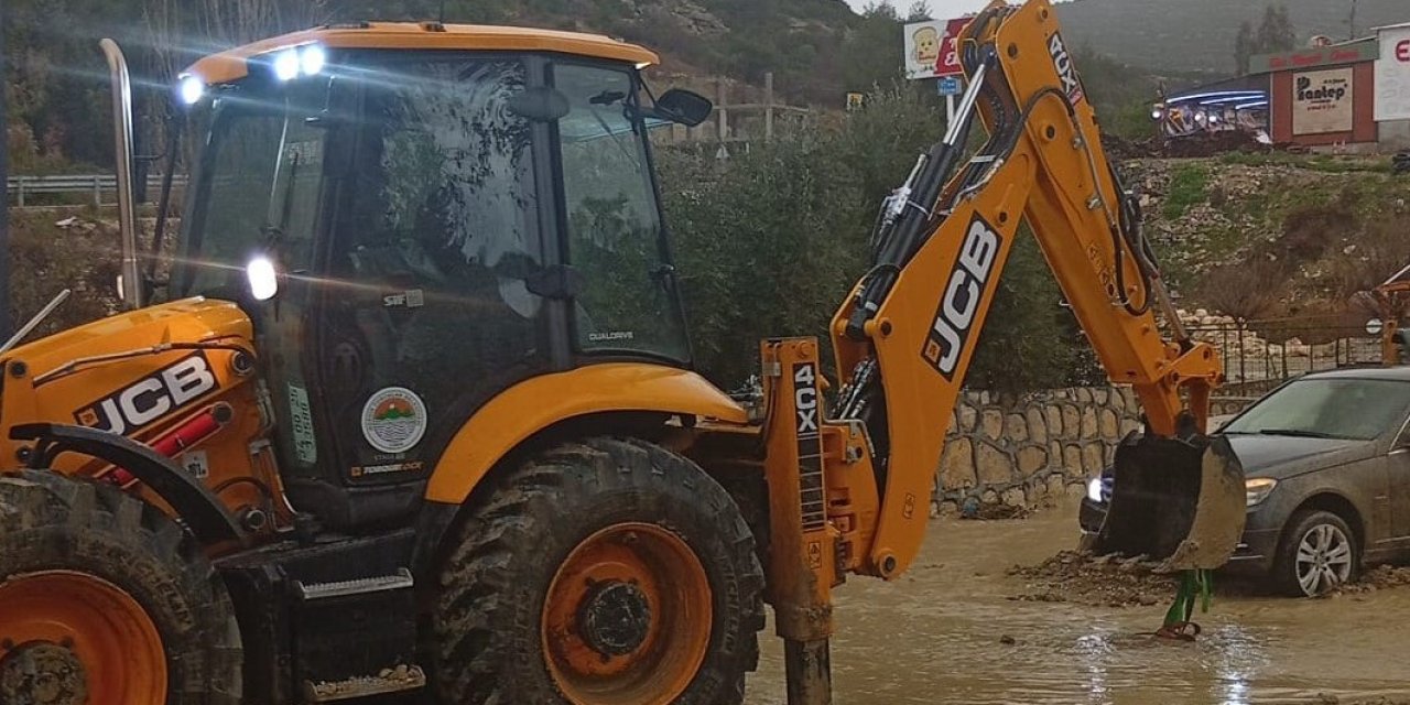 Toroslar Belediyesi ekipleri yağışlara karşı sahada