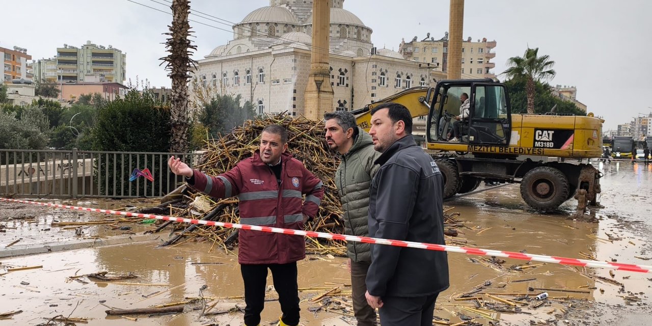 Mezitli Deresi doldu taştı belediye ekipleri müdahale etti