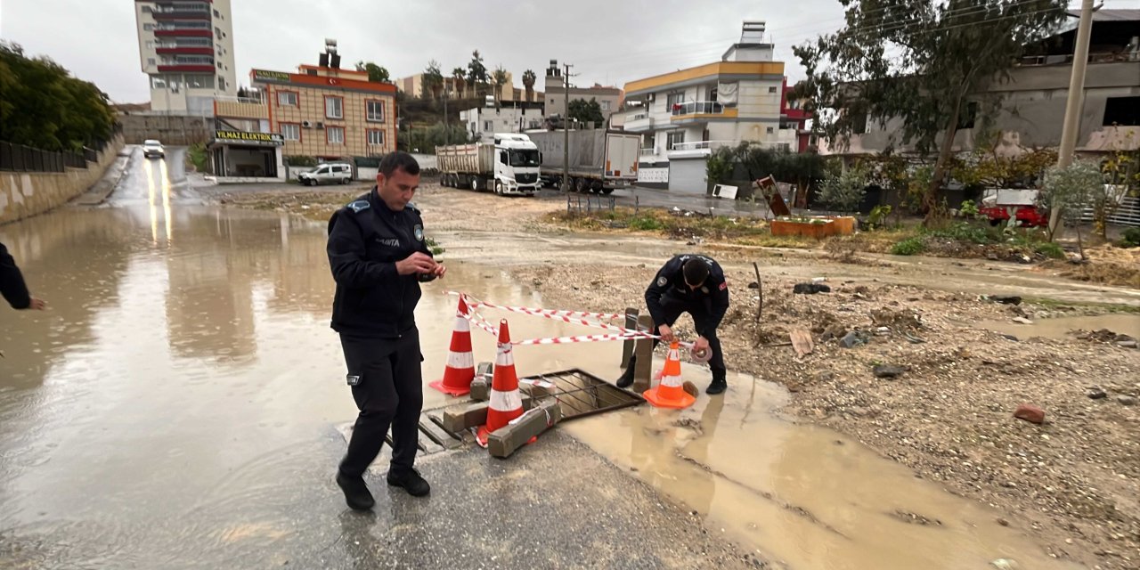 Tarsus'ta Zabıta ekipleri yağmur mesaisinde