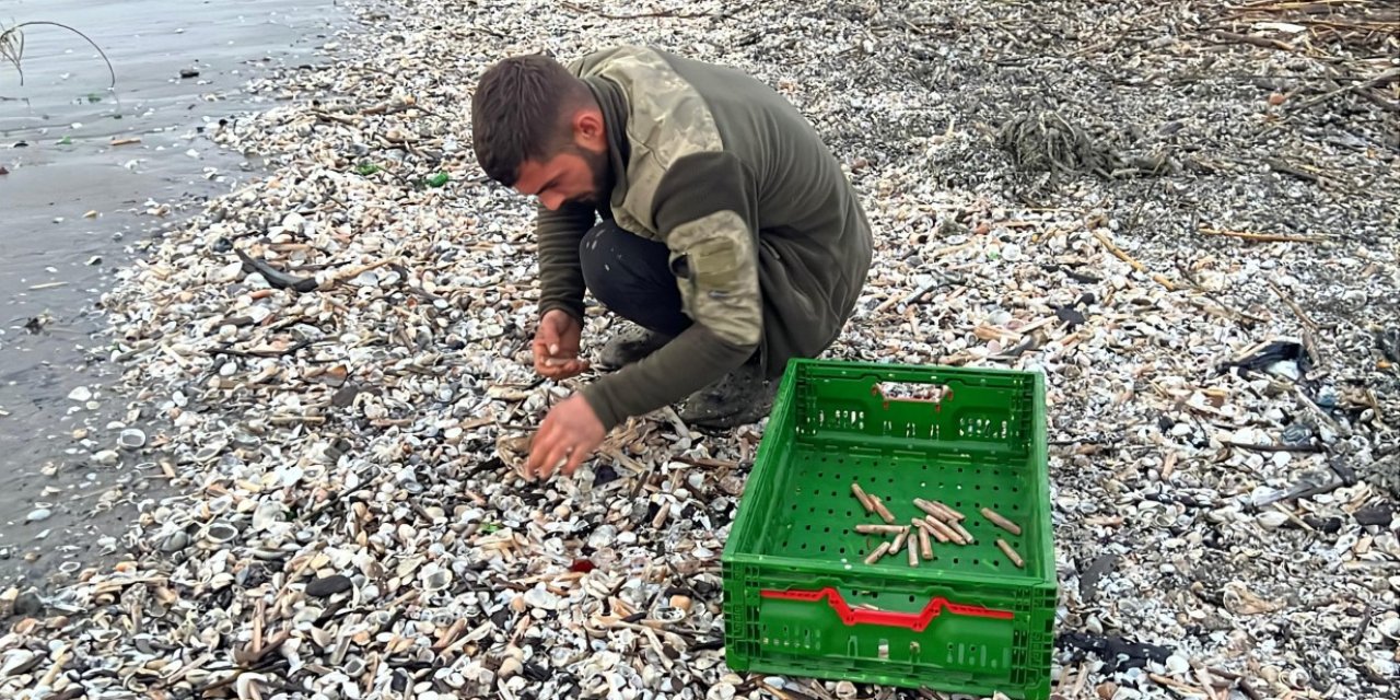 Mersin sahilinde balıkçılar tek tek topladı