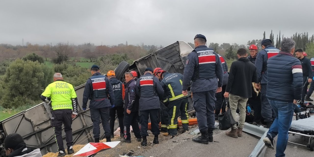 Antalya'da yolcu otobüsü devrildi 8 ölü, 26 yaralı