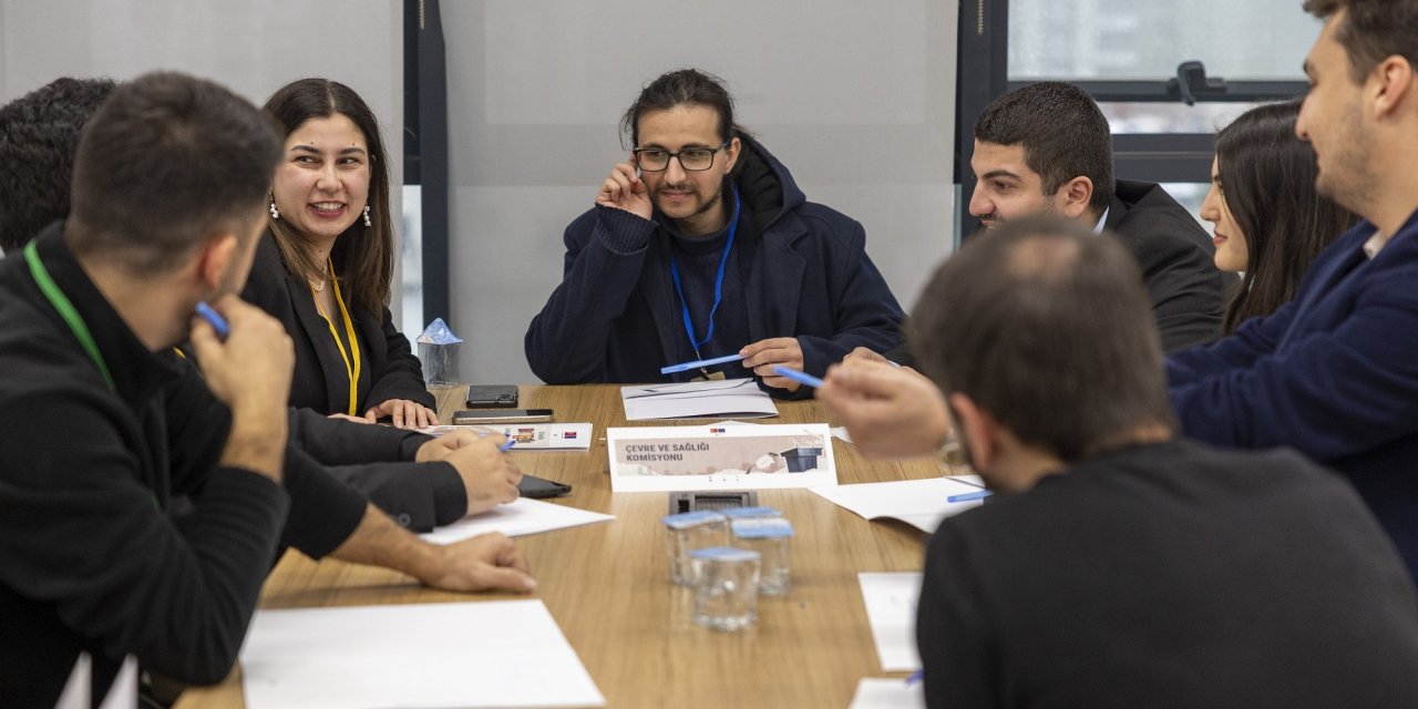 Mezitli'de gençler karar masasına oturdu