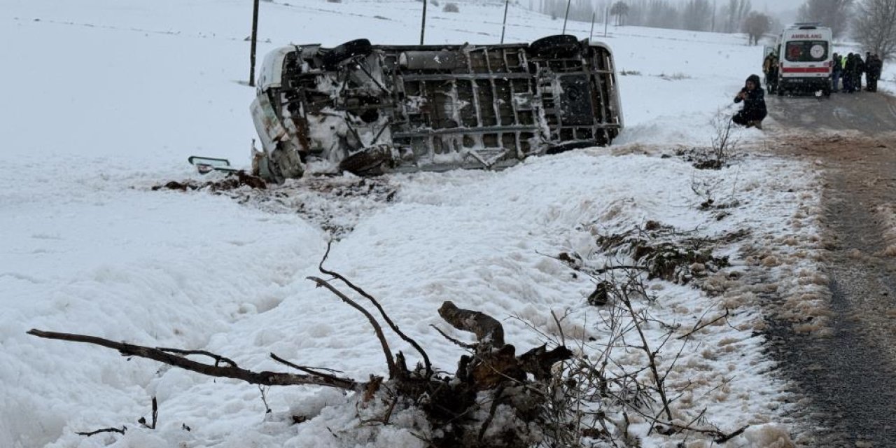 Öğrenci servisi devrildi: 14 yaralı