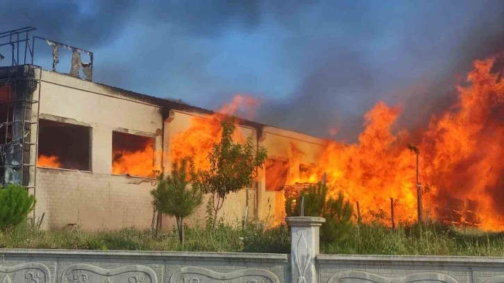 Ahşap kapı fabrikası yanarak kül oldu