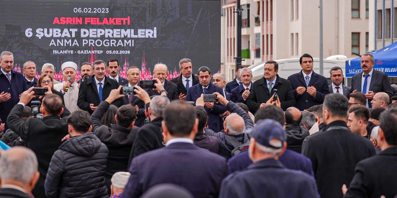 Dualarla anılan deprem şehitleri için Kur'an-ı Kerim okutuldu