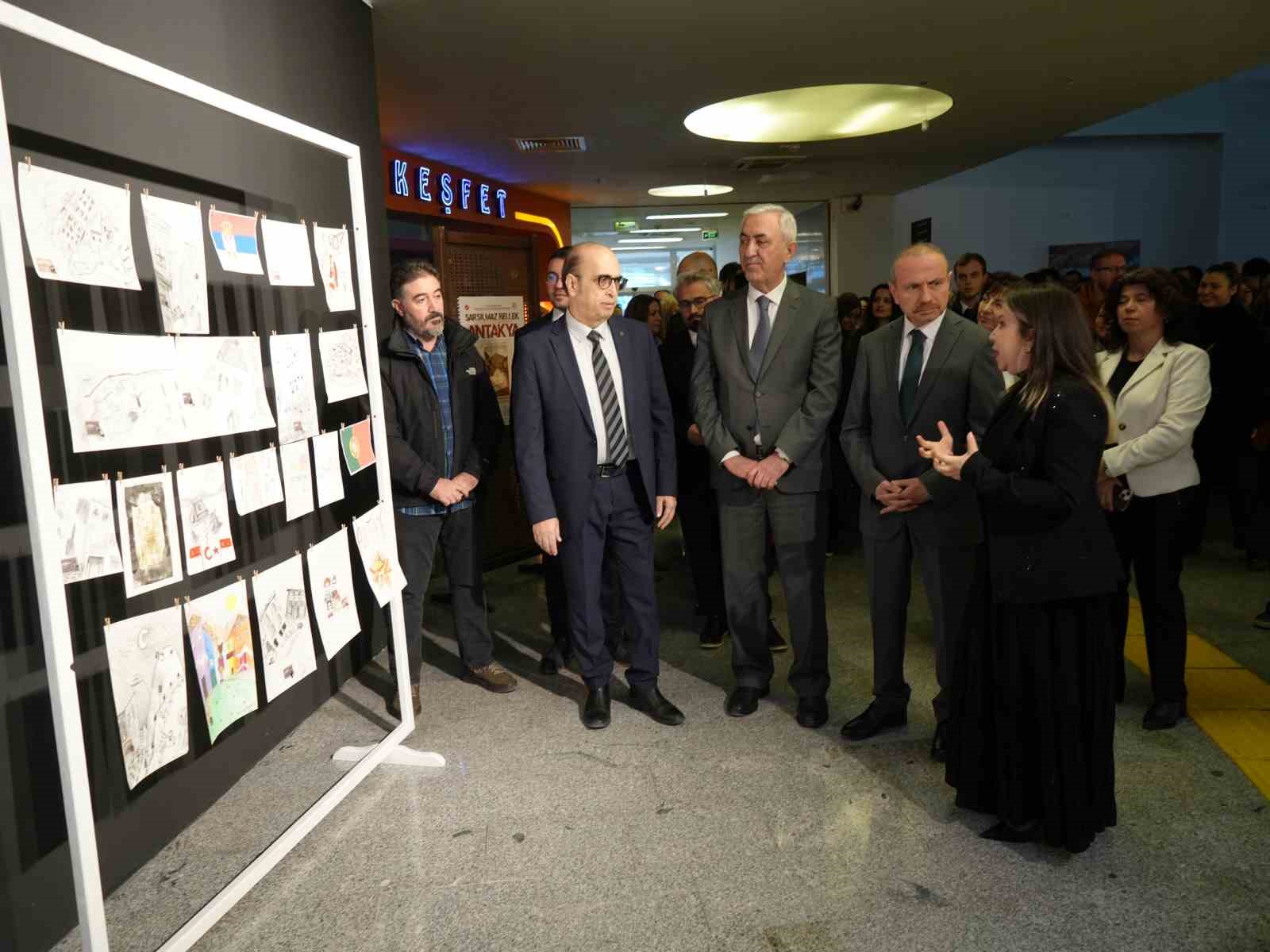 350 sanatçı posta sanatıyla "asrın felaketi"ni anlattı