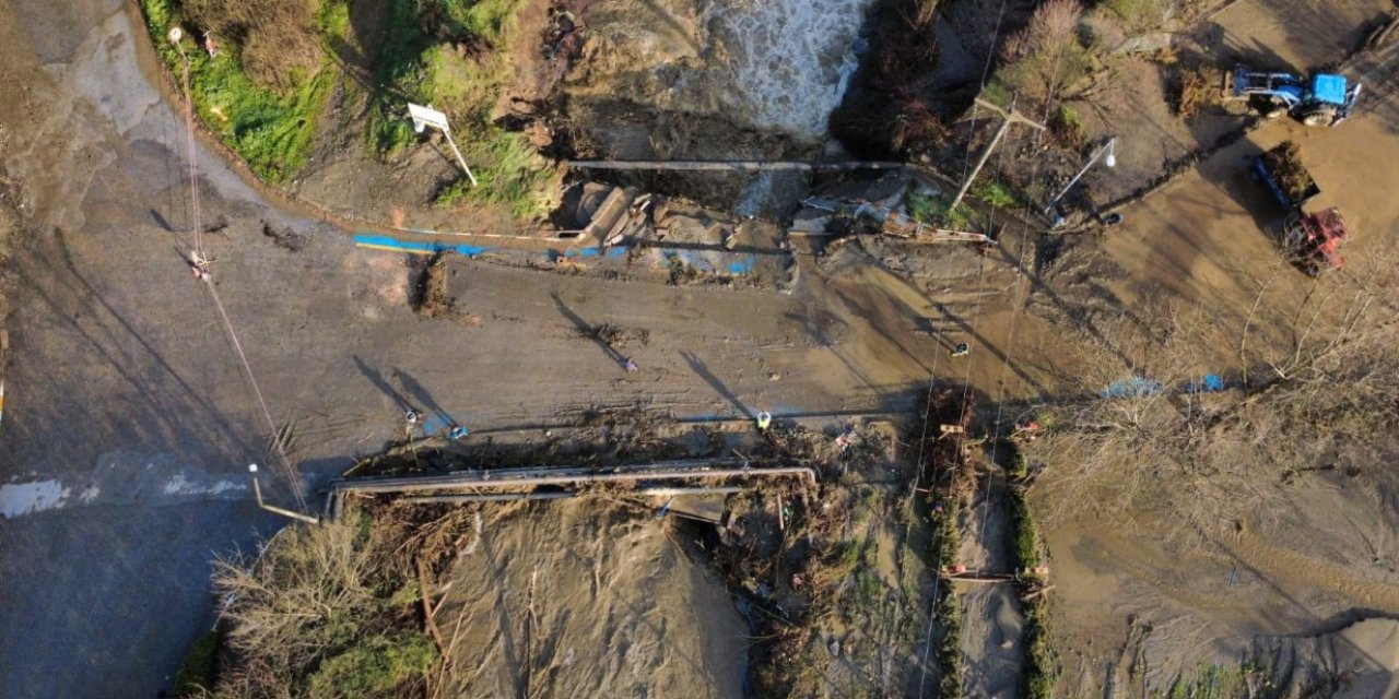 Manisa’da Köprü yıkıldı, nehir taştı, yollar kapandı