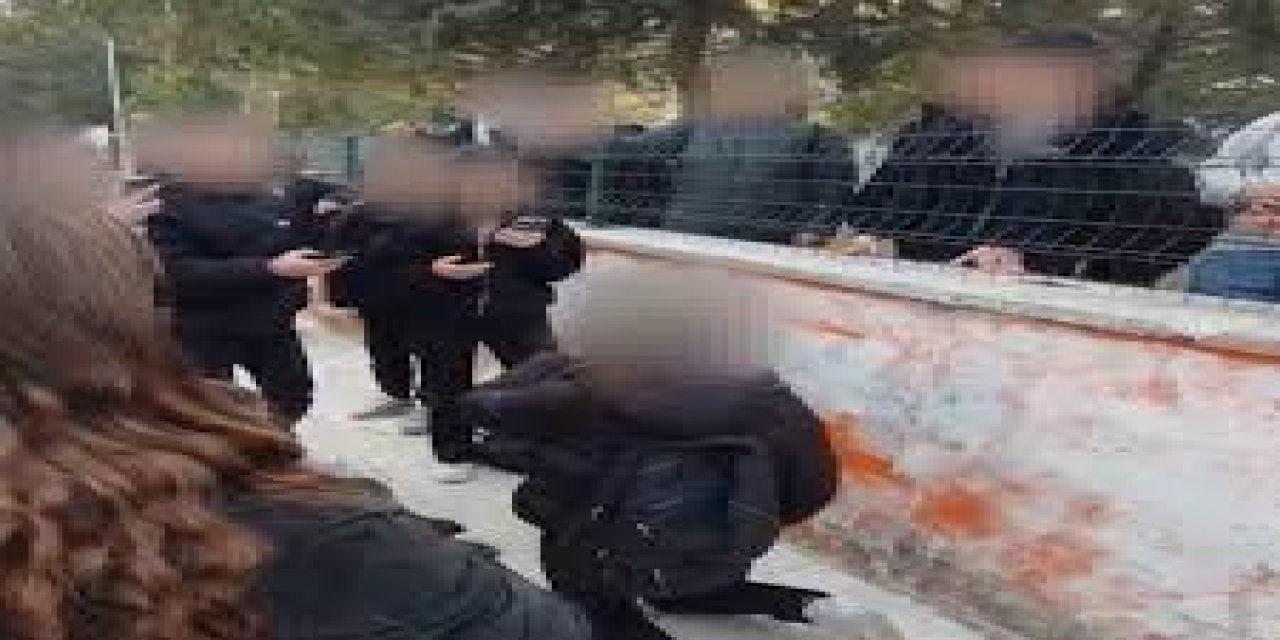 Öğrenciye diz çöktürüp zorla özür dilettiler