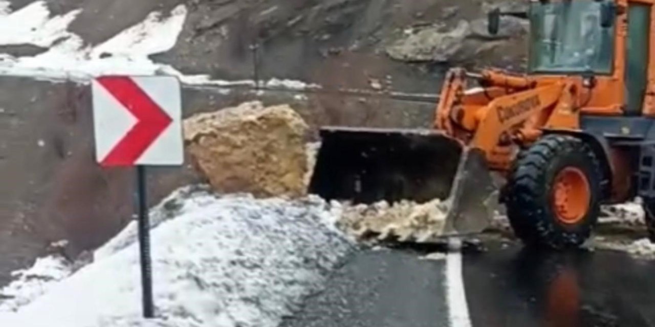 Şırnak’ta dev kaya parçaları yola düştü