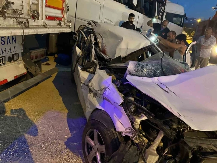 Hatay da park halindeki tıra çarpan otomobilde 2 ölü, 2 yaralı var