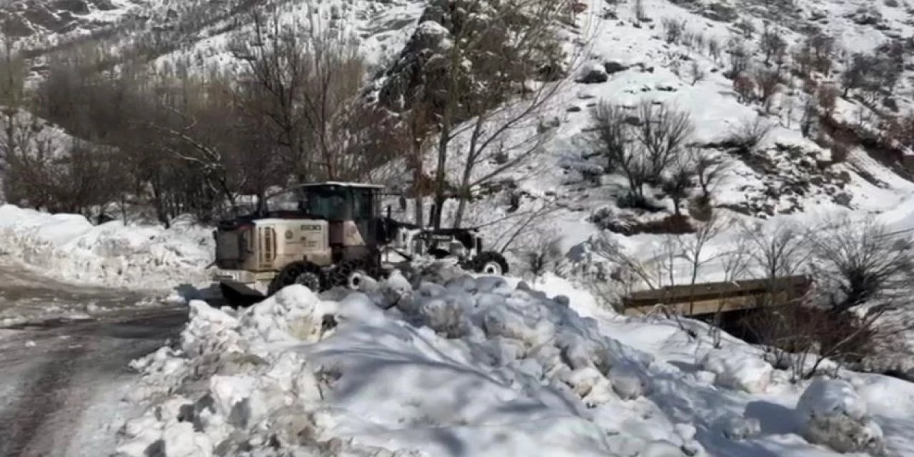 Çığ riski nedeniyle yol 2 aydır kapalı halk perişen