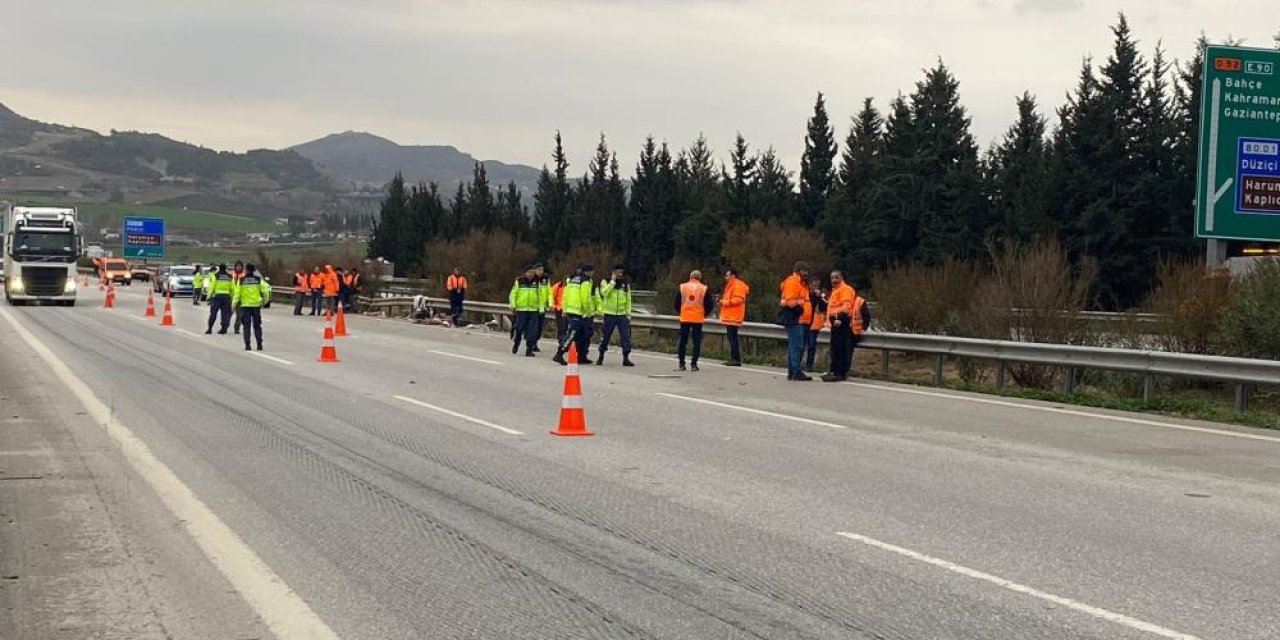 Otoyolda temizlik yapan işçilere otomobil çarptı: 1 ölü, 3 yaralı