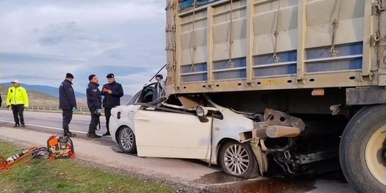 Cenazeye giderken otomobil tıra çarptı, 2 kişi öldü