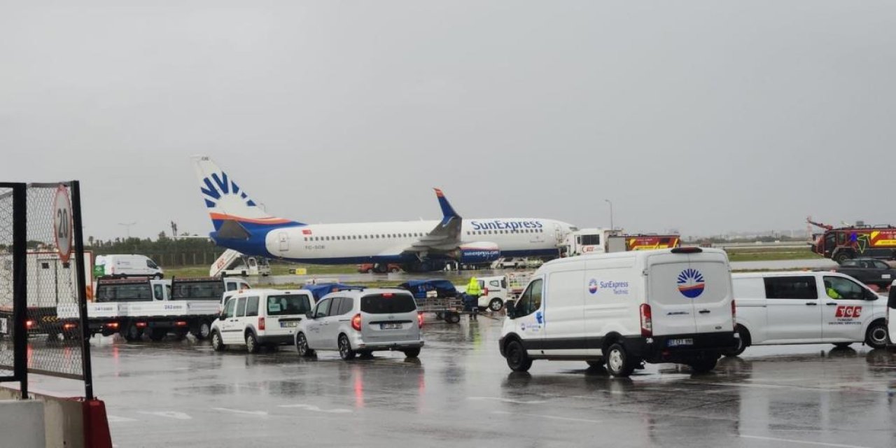 Antalya Havalimanı'nda uçağın tekeri kanadı parçaladı