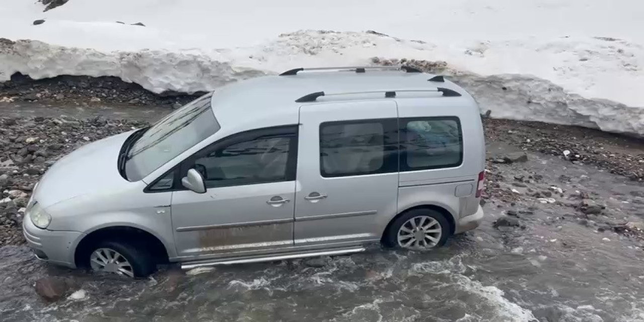 Adıyaman'da araçlar selde mahsur kaldı