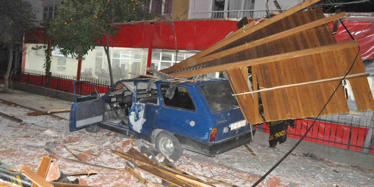 Salihli’yi fırtına vurdu: Minarenin külahı koptu, çok sayıda ağaç devrildi