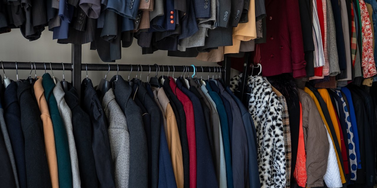 Mezitli kıyafet evi, yardım eli olmaya devam ediyor