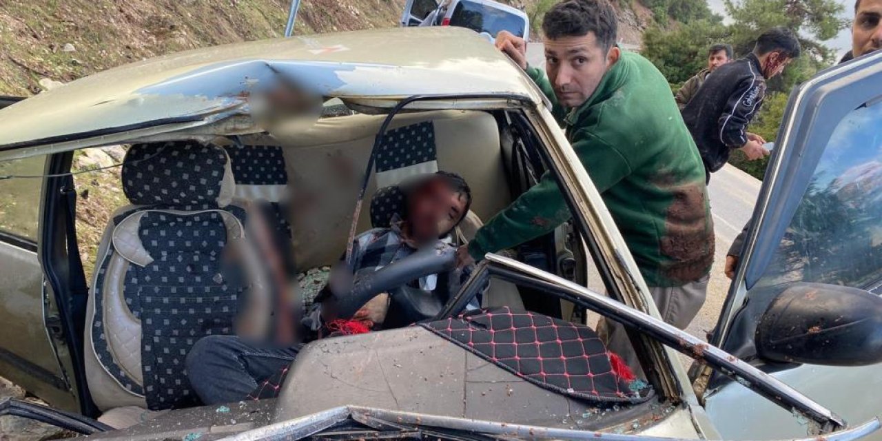 Korkunç olay, kopan kaya parçası otomobilin üzerine düştü: 2'si ağır 4 yaralı